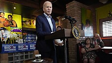 Prezident Joe Biden na pedvolební akci v restauraci El Portal ve Phoenixu (19....