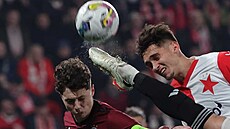 Úto�ník Slavie Mojmír Chytil se sna�í prosadit p�es spar�anské obránce...