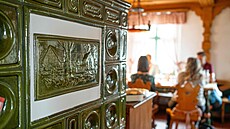 Detail kachlových kamen v restauraci