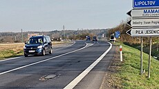 Díra v silnici I/21 vedle Jesenice u odboky na Lipoltov, na ní redakci...