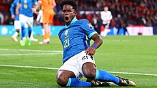 Sedmnáctiletý brazilský talent Endrick oslavuje gól  v p�ípravném utkání v...