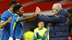 Sedmnáctiletý brazilský útoník Endrick a kou národního mustva Dorival slaví...