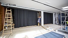 Sál B�etislava Bakaly, které si p�evzal pro své divadlo Bolek Polívka. D�lníci...