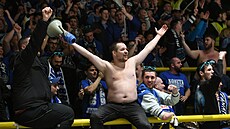 Fanouci Litvínova s transparentem.