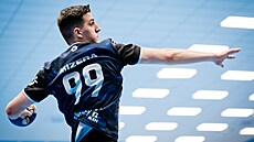 Bohdan Mizera, házenká� Lovosic, st�ílí na branku Zub�í ve �tvrtfinále play off...