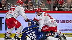 Tinetí hokejisté Petr Vrána (vlevo) a  Patrik Hrehorák padají na soupee z...