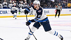 Kyle Connor z Winnipegu se pokou�í vst�elit gól do sít� New York Islanders.
