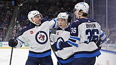 Hokejisté Winnipegu slaví gól v zápase NHL do sít� New York Islanders.