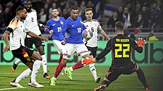Francouzský úto�ník Kylian Mbappe st�ílí na bránu n�meckého gólmana...