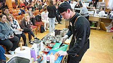 Kuchai mli za úkol pipravit lososa na dva zpsoby ped plným sálem lidí....