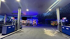 �erpací stanice, kde mu� rozléval benzin. (27. b�ezna 2024)