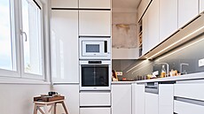 Kuchy� je ve tvaru písmene L, pro p�ístup k horním sk�í�kám slou�í d�ev�né...