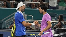 panlský tenista Carlos Alcaraz (vpravo) gratuluje k výhe Grigoru Dimitrovi z...