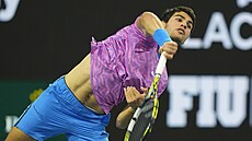 panlský tenista Carlos Alcaraz podává ve tvrtfinále turnaje v Miami.