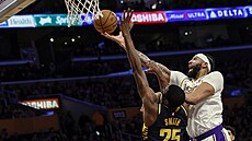 Anthony Davis (vpravo) z Los Angeles Lakers zakon�uje p�es bránícího Jalena...