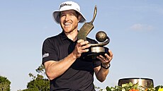 Americký golfista Peter Malnati  s trofejí pro vít�ze  turnaje Valspar...