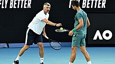 Goran Ivanievi (vlevo) a Novak Djokovi pi tréninku  na letoním Australian...