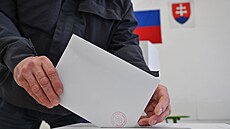První kolo p�ímé volby nového slovenského prezidenta za�alo, volební místnosti...