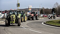 Zem�d�lci vyjeli se svými traktory ve st�edo�eském kraji. Na snímku kruhový...