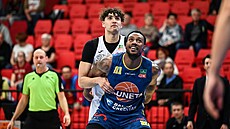 Sukhmail Mathon (vlevo) z Nymburka a Delvon Johnson z Ústí na doskoku