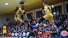 Thomas Bell z Nymburka (dole) si vyv�sil ústecké duo Ty Nichols (vlevo) a...