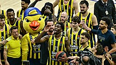 Nigel Hayes (11) nast�ílel euroligový rekord 50 bod�. Raduje se se spoluhrá�i z...