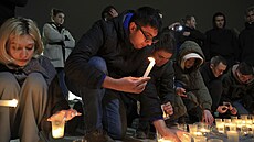 Lidé v Simferopolu na Krymu zapalují svíky pozd veer v den teroristického...