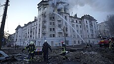 Kyjevem otásly výbuchy, trosky sestelené ruské stely zasáhly obytný dm i...