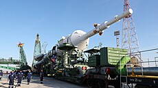 Doprava rakety Sojuz 2.1a s kosmickou lodí Sojuz MS-25 na startovací rampu v...