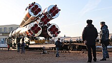 Kosmická lo Sojuz MS-25 s nosiem Sojuz 2.1a je peváena z montáního hangáru...
