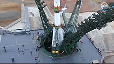 Pohled na startovací rampu s raketou Sojuz 2.1a a lodí Sojuz MS-25 po odvolání...