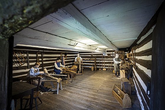 Expozice na DlaskovÄ statku je zamÄřená na podomáck© zpracován­ dřeva a prout­