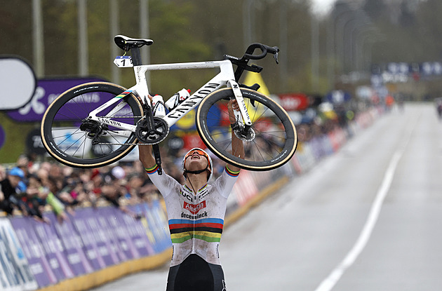 Podle očekávání, přesto velkolepě. Van der Poel potřetí ovládl Kolem Flander