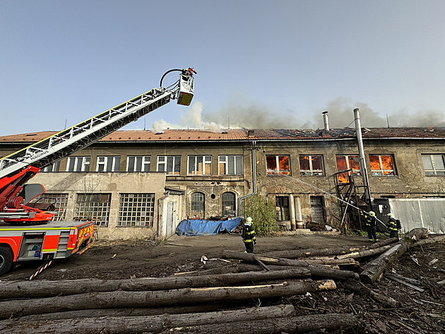 Při požáru pily se propadla střecha, hasiči kvůli kouři evakuovali desítky lidí