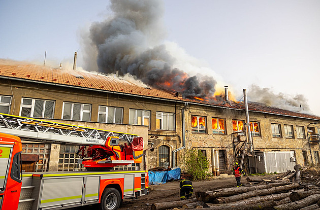 Při požáru pily se propadla střecha, hasiči kvůli kouři evakuovali desítky lidí