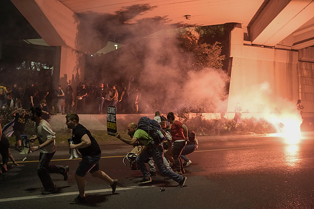 „Vypište nové volby.“ Proti izraelské vládě demonstrovaly desetitisíce lidí