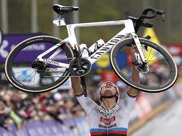 Nizozemsk� cyklista Mathieu van der Poel v�t�z� v klasice Kolem Flander.