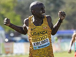 Ugan�an Jacob Kiplimo vít�zí na mistrovství sv�ta v krosu.