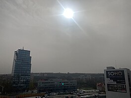 Saharský prach dorazil do �eska, zhor�uje ovzdu�í a zaml�uje oblohu. (30....