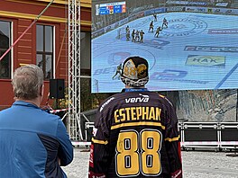 Námstí Míru v Litvínov zaplnili hokejoví fanouci, kterým msto pichystalo...