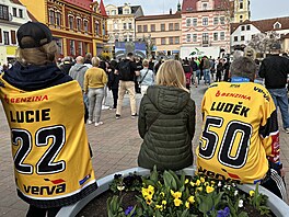 Námstí Míru v Litvínov zaplnili hokejoví fanouci, kterým msto pichystalo...