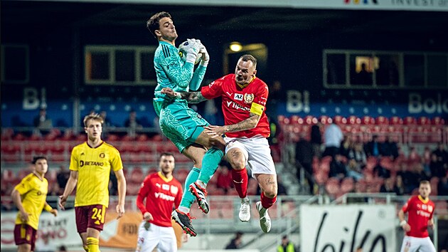 Brn�nský úto�ník Jakub �ezní�ek (v �erveném) v souboji s branká�em spar�anského...