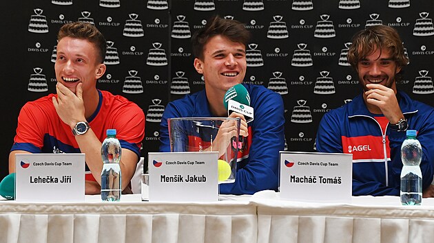 et tenist (zleva) Ji Leheka, Jakub Menk a Tom Mach po losu kvalifikanho duelu Davis Cupu s Izraelem.