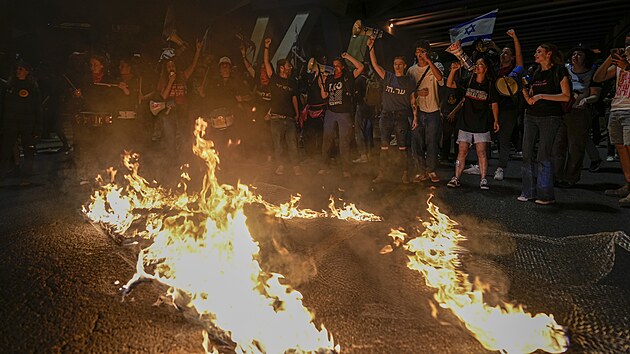 V Jeruzalm se na protivldn demonstraci sely desetitisce lid, podle AP se jedn o nejvt demonstraci od potku vlky Izraele s Hamsem. (31. bezna 2024)