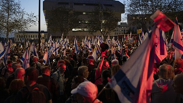 V Jeruzalm se na protivldn demonstraci sely desetitisce lid, podle AP se jedn o nejvt demonstraci od potku vlky Izraele s Hamsem. (31. bezna 2024)