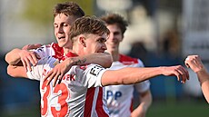 Pardubický zálo�ník Tomá� Zlatohlávek oslavuje se spoluhrá�i sv�j gól.