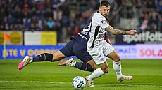 Slovácký zálo�ník Marek Havlík vychází vít�zn� ze souboje s Tomá�em Hole�em ze...