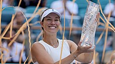 Amerianka Danielle Collinsová pózuje s trofejí pro ampionku turnaje v Miami.