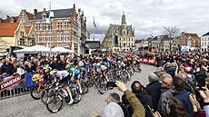 Peloton pi závodu Kolem Flander projídí historickým centrem Oudenaarde.
