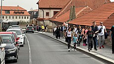 V okolí zoologické zahrady se kvli velkému mnoství aut tvoí dlouhá kolona....